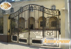 кованые ворота с классическим рисунком для загородного дома